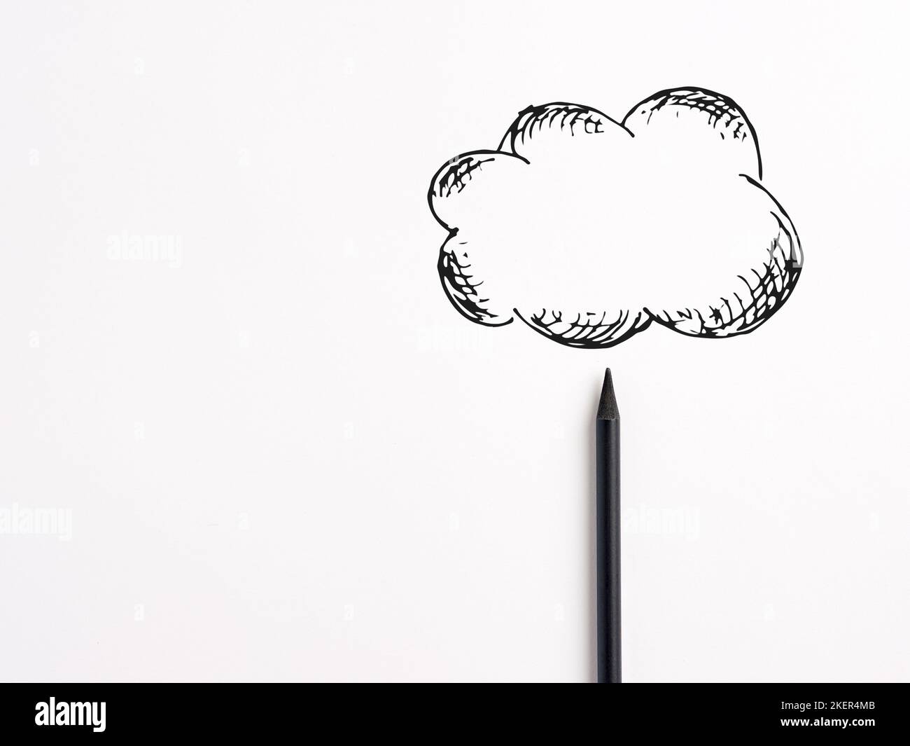 Idea creativa, immaginazione ed educazione. Nuvola disegnata da una matita nera su sfondo bianco. Foto Stock