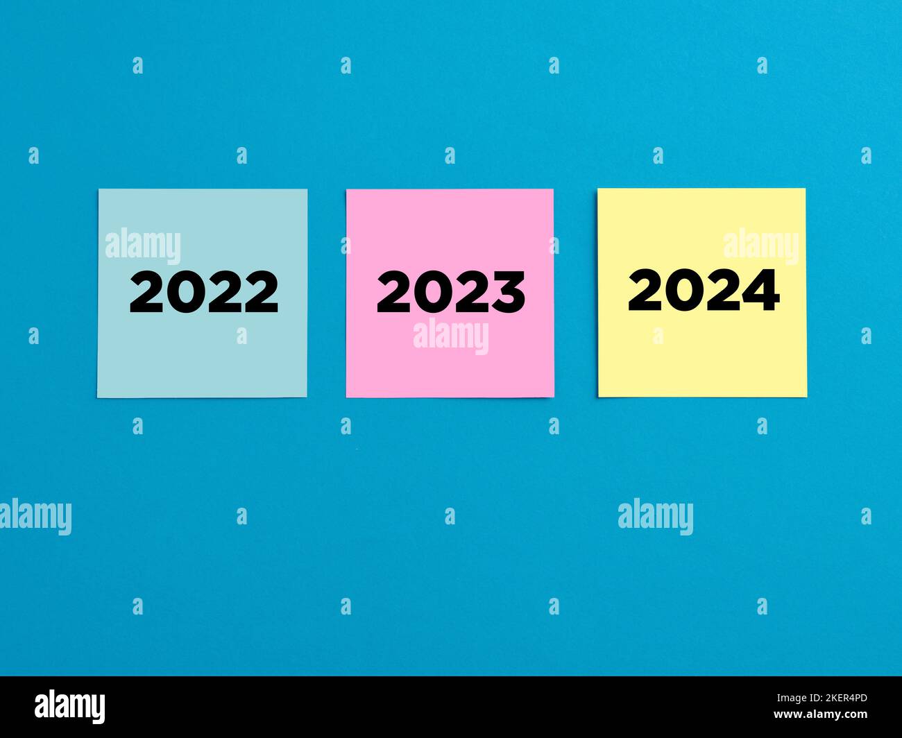 Nuovo anno 2022 - 2024 su carte note colorate. Futuro, pianificazione aziendale e idea di crescita. Foto Stock