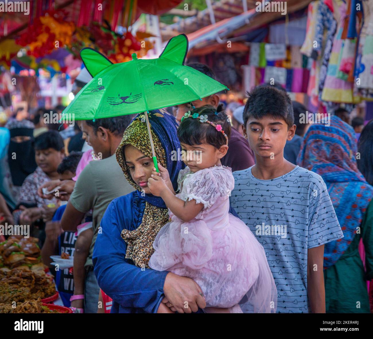 I visitatori si affollano alla Khulna International Trade Fair, che si tiene per un mese, presso la Khulna Circuit House di Khulna, Bangladesh. Foto Stock