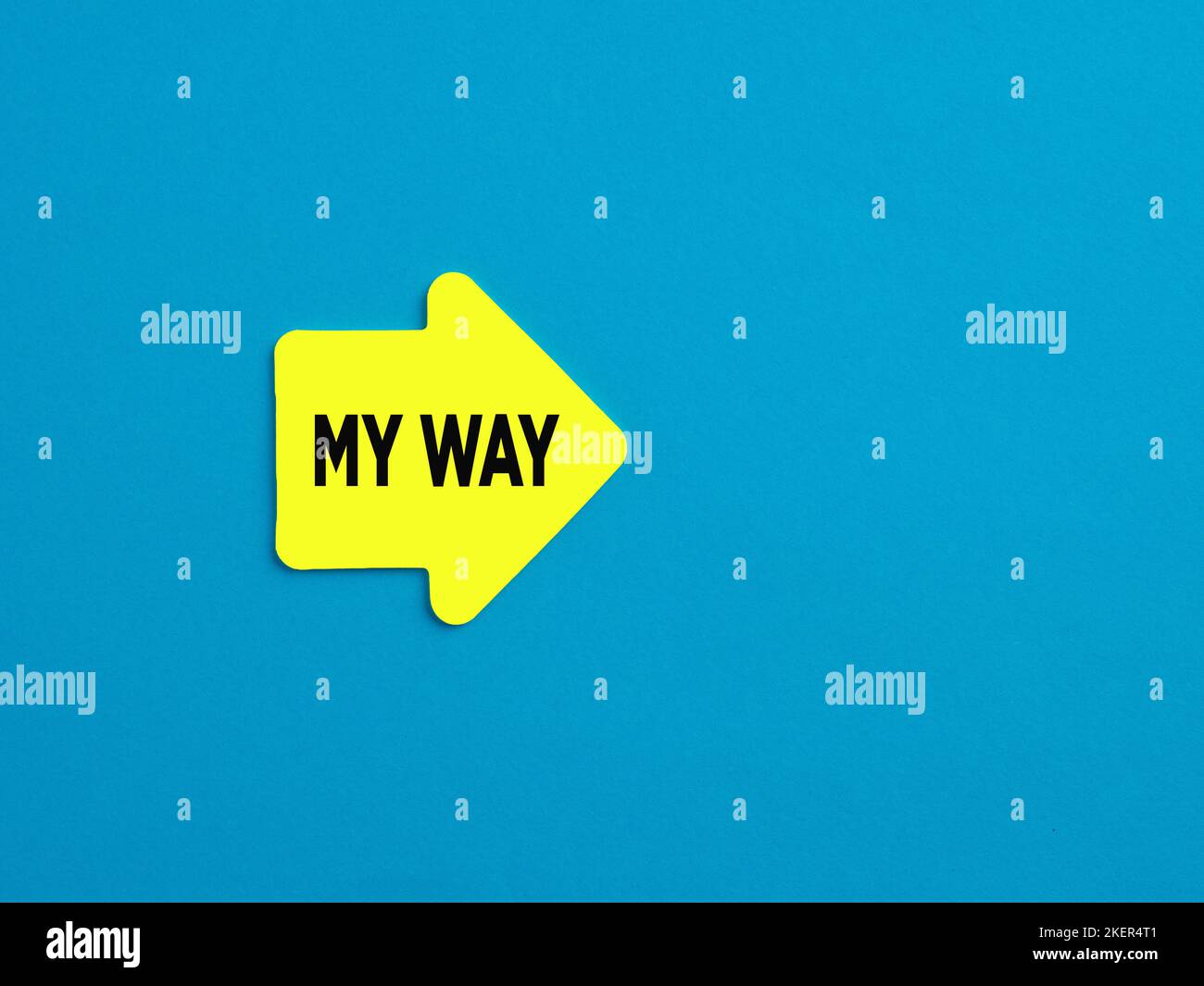 Scelta individuale per il progresso, il progresso o la direzione nella vita. Adesivo giallo a forma di freccia con il messaggio la mia strada su sfondo blu. Foto Stock