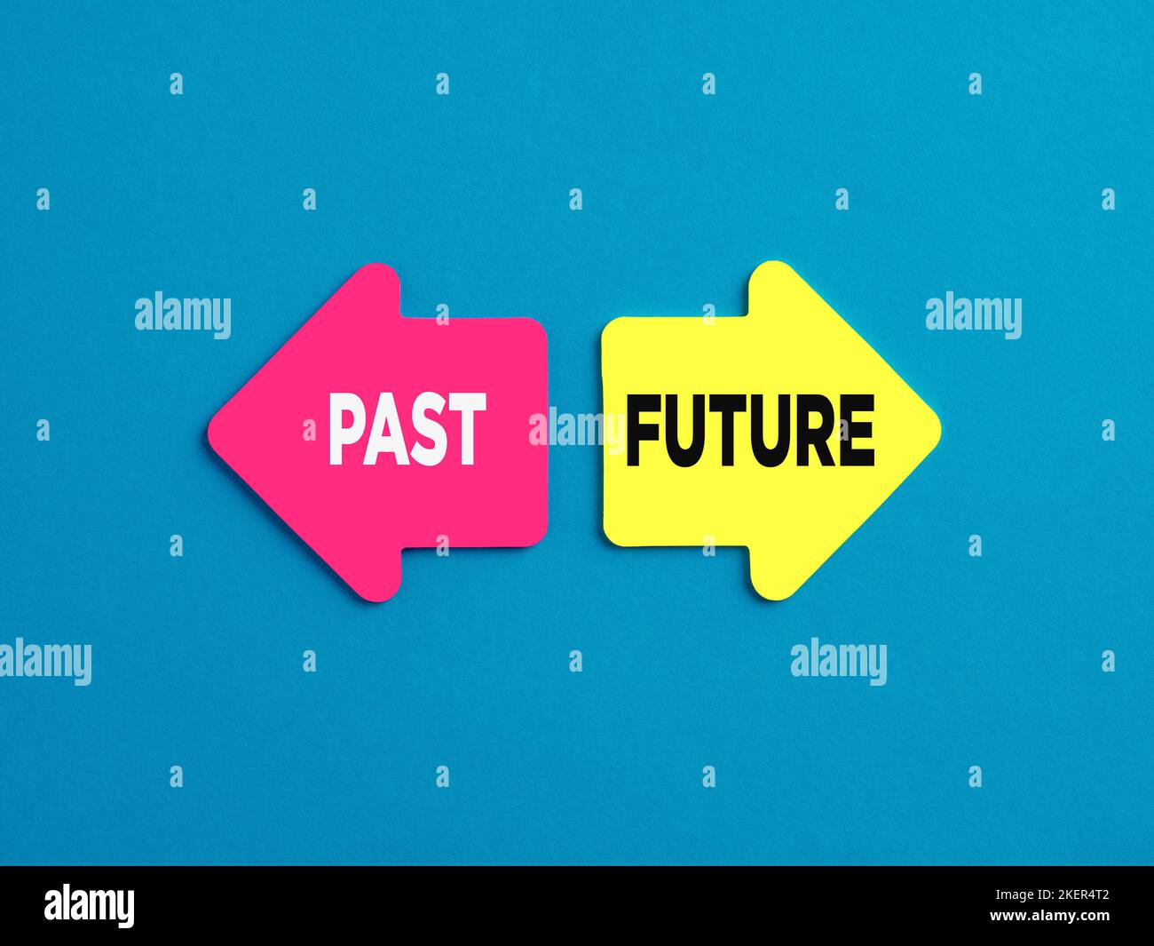 Il dilemma tra vivere nel passato o andare avanti nel futuro. Le parole futuro e passato su frecce che puntano in direzioni opposte su ba blu Foto Stock
