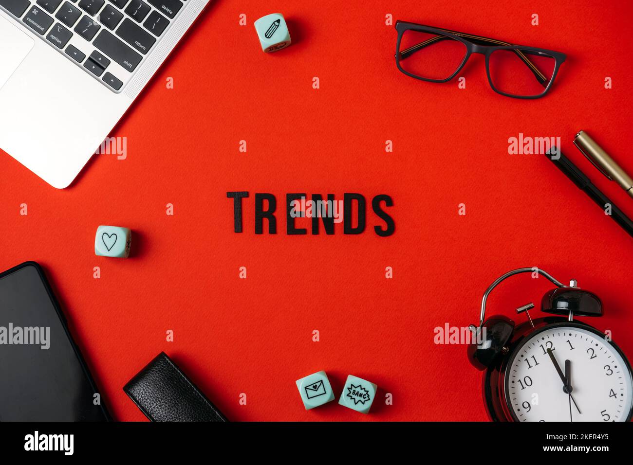 Tendenze tecnologiche, tendenze tecnologiche, nuove tecnologie principali. Tendenze delle parole con gadget e dispositivi diversi su sfondo rosso. Foto Stock