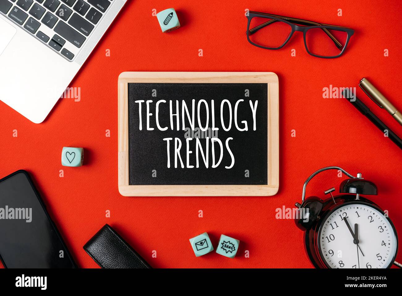 Tendenze tecnologiche, tendenze tecnologiche, nuove tecnologie principali. Tendenze delle parole con gadget e dispositivi diversi su sfondo rosso. Foto Stock