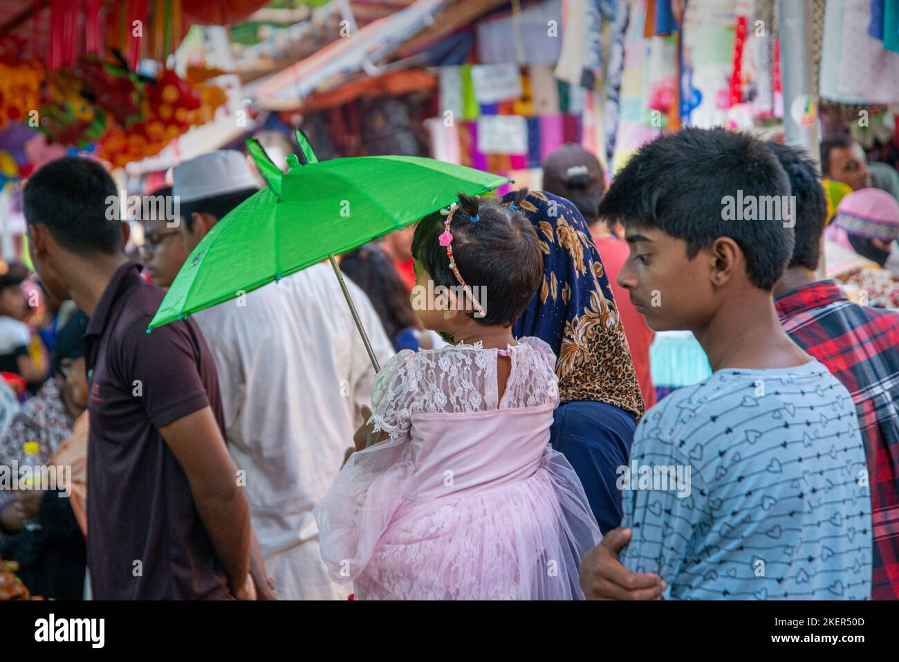 I visitatori si affollano alla Khulna International Trade Fair, che si tiene per un mese, presso la Khulna Circuit House di Khulna, Bangladesh. Foto Stock