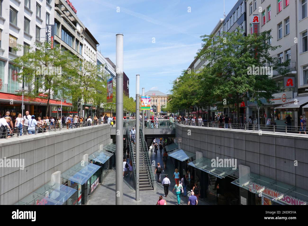 La gente che acquista a Bahnhofstrasse e Niki-de-Saint-Phalle-Promenade ad Hannover, Germania Foto Stock