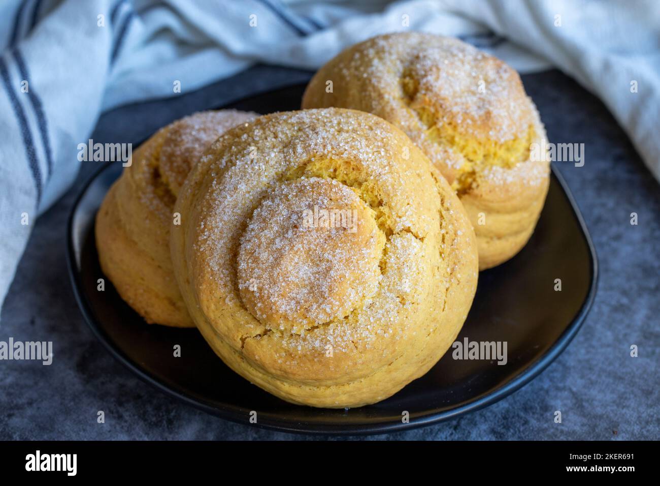 Biscotti arancioni su sfondo scuro. Specialità della cucina mediterranea. Primo piano Foto Stock