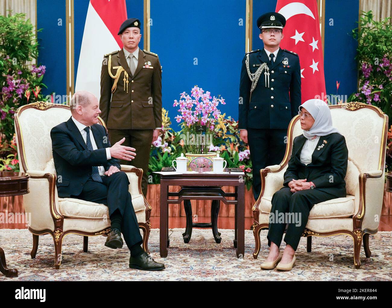 Singapore, Singapore. 14th Nov 2022. Il Cancelliere tedesco OLAF Scholz (DOCUP) è ricevuto da Halimah Yacob, Presidente della Repubblica di Singapore. La sera, il Cancelliere si reporterà a Bali, in Indonesia, per il vertice del G20. Credit: Kay Nietfeld/dpa/Alamy Live News Foto Stock