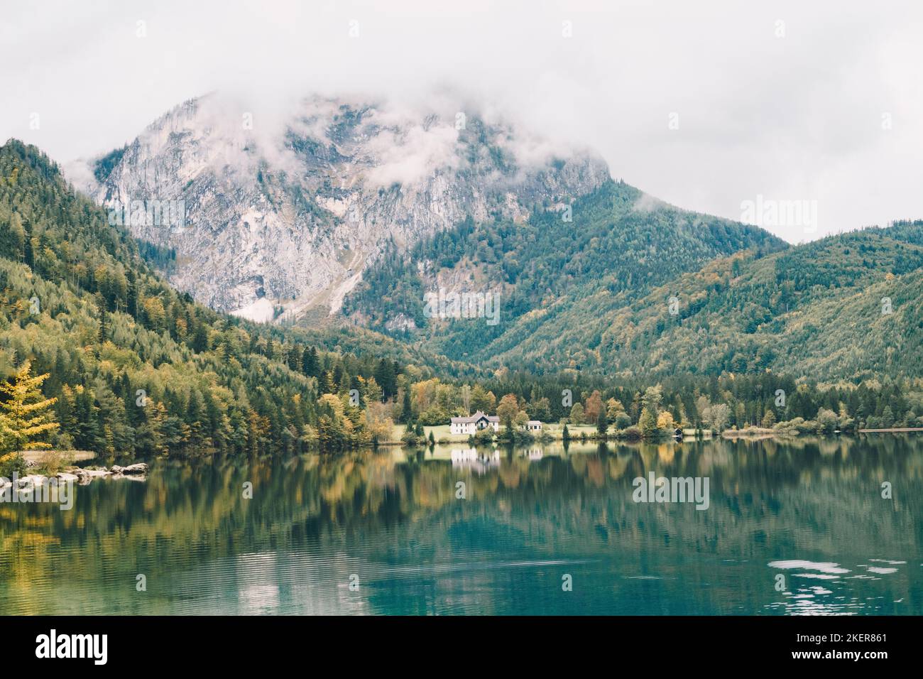 Lago Vorderer Langbathsee vicino a Gmunden e Ebensee in Austria. Luogo panoramico durante il maltempo autunnale. Foto Stock