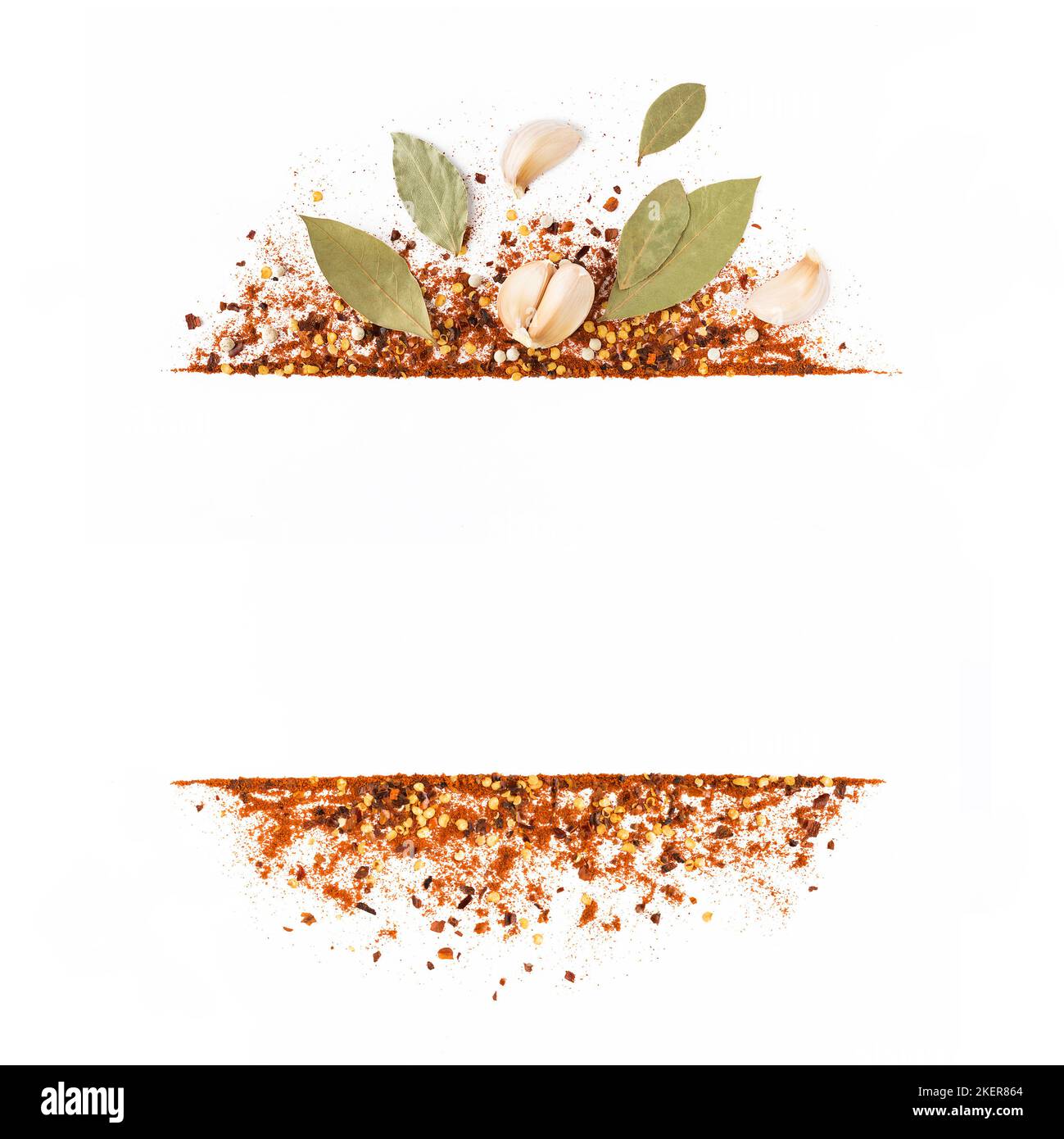 Cornice di pepe di cayenna rosso schiacciato, scaglie di peperoncino secco, semi, foglie e aglio isolato su fondo bianco. Spezie fatte in casa ingredienti per Foto Stock