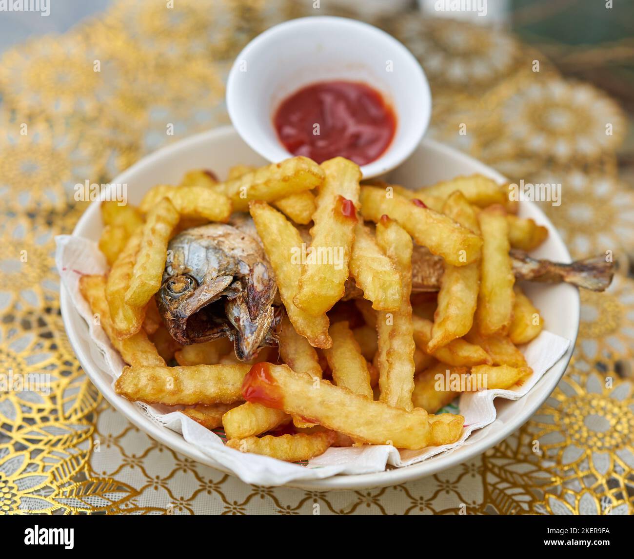 Un piatto di pesce e patatine fritte con ketchup di pomodoro. Foto Stock