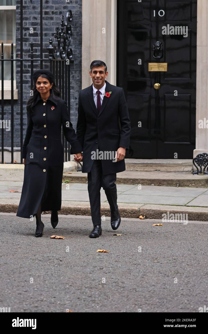 Londra, Regno Unito. 13th Nov 2022. Il primo ministro Rishi Sunak e la moglie Akshata Murthy lasciano il numero 10 di Downing Street, prima della domenica di ricordo al Cenotaph di domenica 13 novembre 2022. Credit: Paul Marriott/Alamy Live News Foto Stock