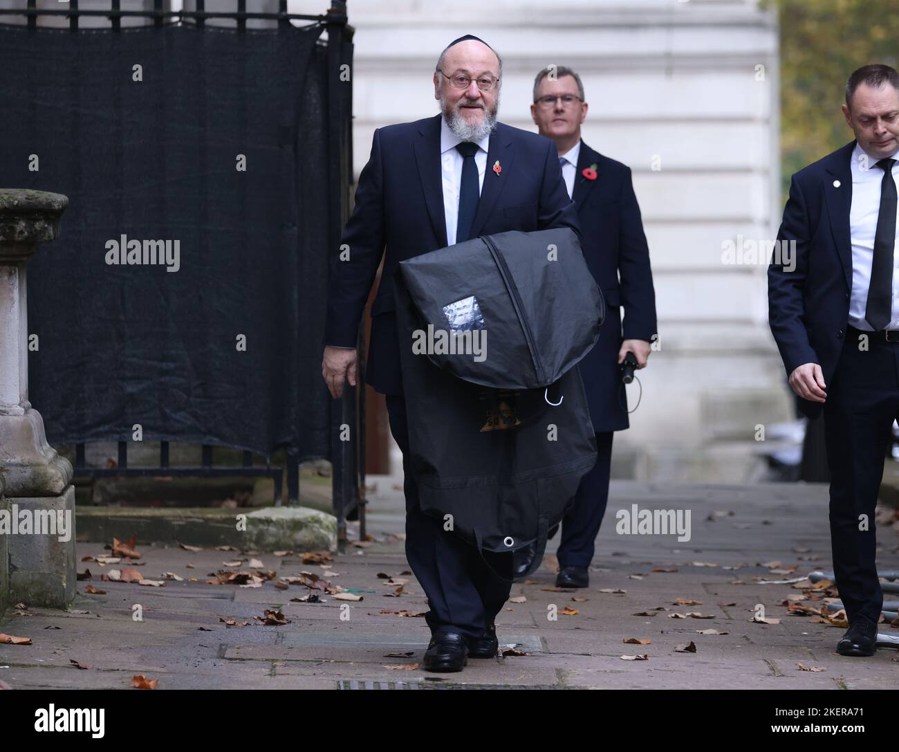 Londra, Regno Unito. 13th Nov 2022. Ephraim Mirvis, rabbino capo Regno Unito, a Downing Street, prima della domenica di ricordo al Cenotaph Domenica 13 novembre 2022. Credit: Paul Marriott/Alamy Live News Foto Stock