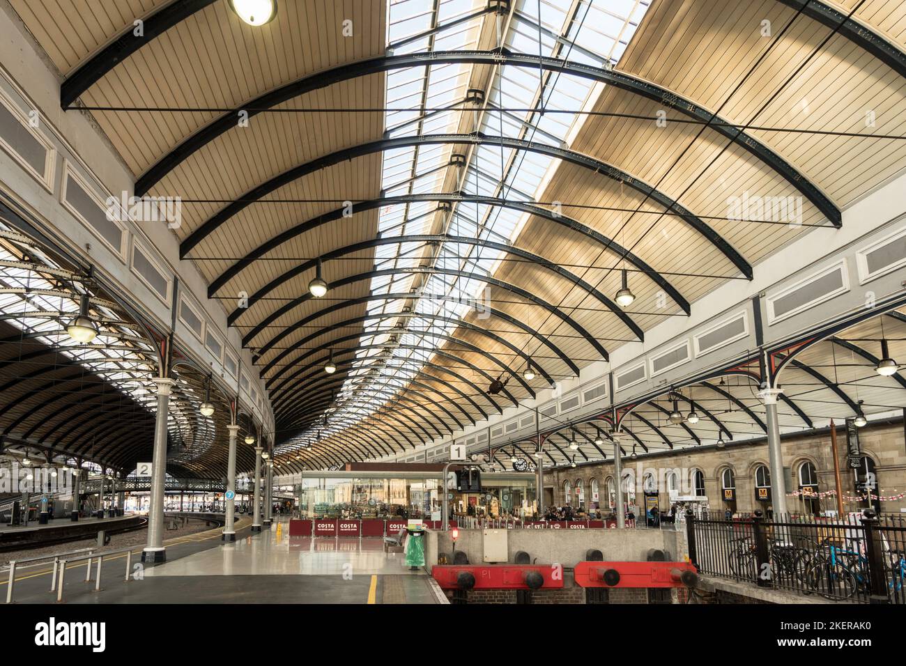 All'interno della stazione ferroviaria centrale di Newcastle, che mostra il tetto curvo e la struttura di supporto in ferro, Newcastle upon Tyne, Inghilterra, Regno Unito Foto Stock