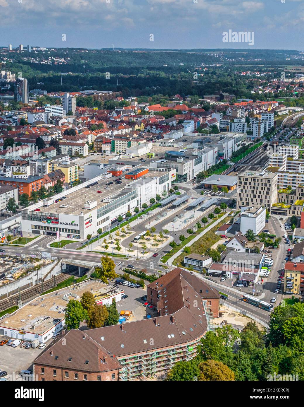 La città di Neu Ulm in Swabia intorno al Parco Glacis dall'alto Foto Stock