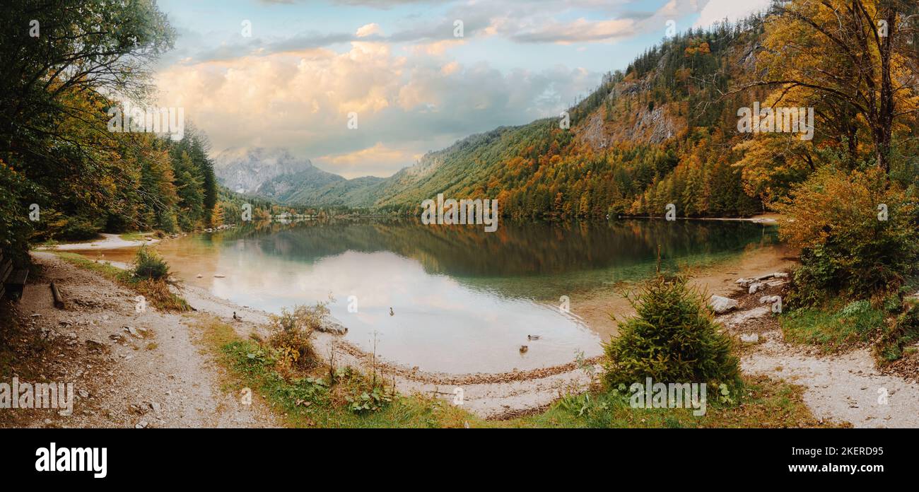 Lago Vorderer Langbathsee vicino a Gmunden e Ebensee in Austria. Luogo panoramico durante il maltempo autunnale. Foto Stock
