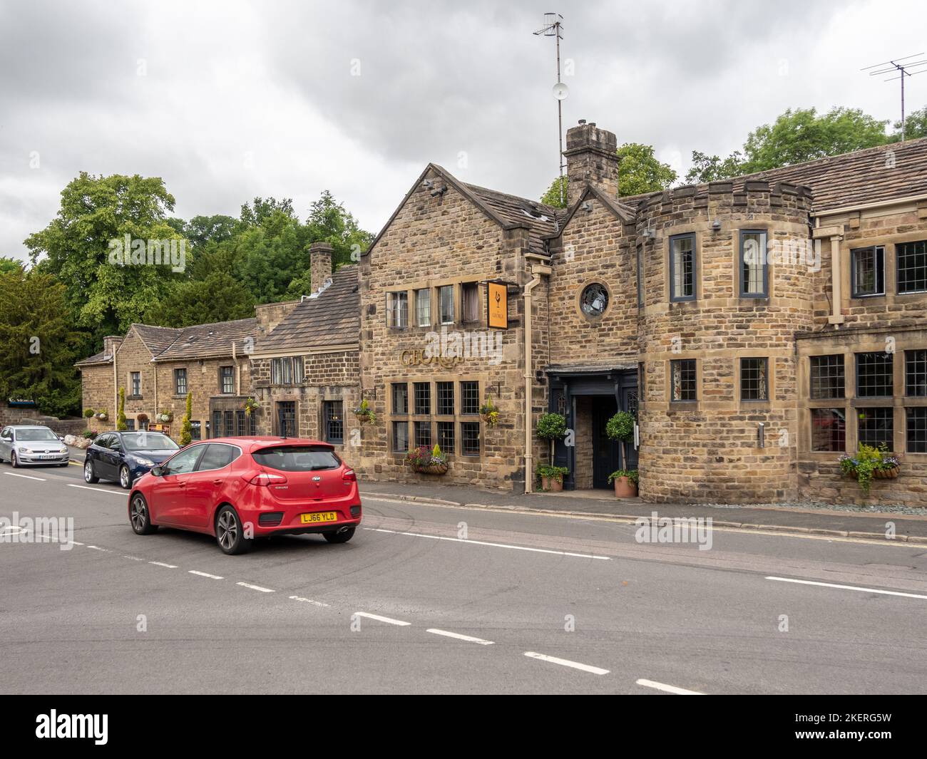 The George, un popolare hotel, pub e ristorante nel villaggio Peak District di Hathersage, Derbyshire, Regno Unito Foto Stock