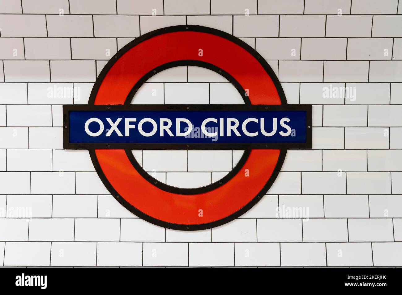 Logo Oxford Circus London Underground su sfondo piastrellato alla stazione della metropolitana di Oxford Circus. Tema: TFL, metropolitana di Londra, trasporti pubblici Foto Stock