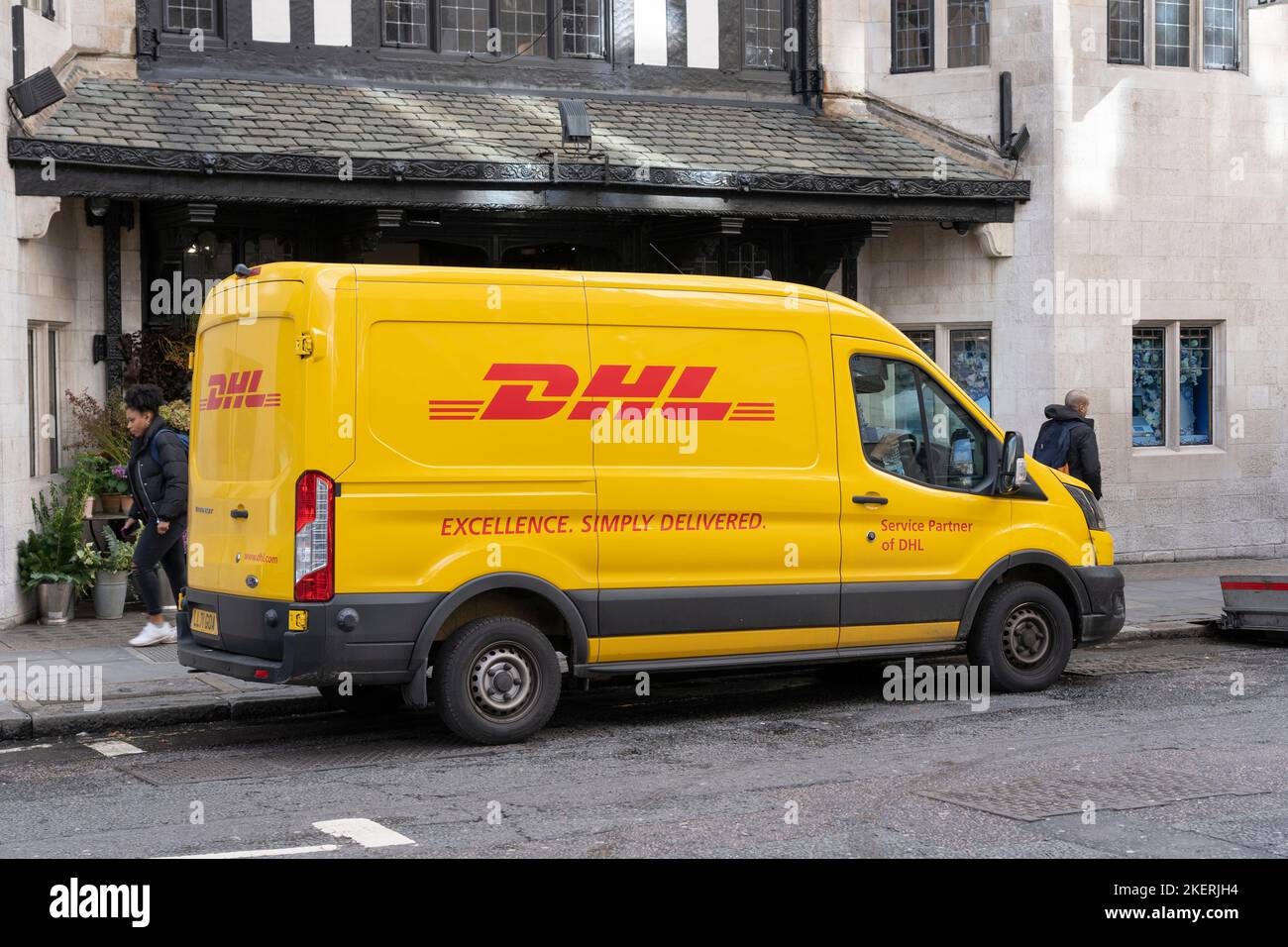 Pulmino DHL a Londra. DHL è un'azienda tedesca di logistica che fornisce corriere, consegna pacchi e servizio di posta espresso, parte di Deutsche Post Foto Stock