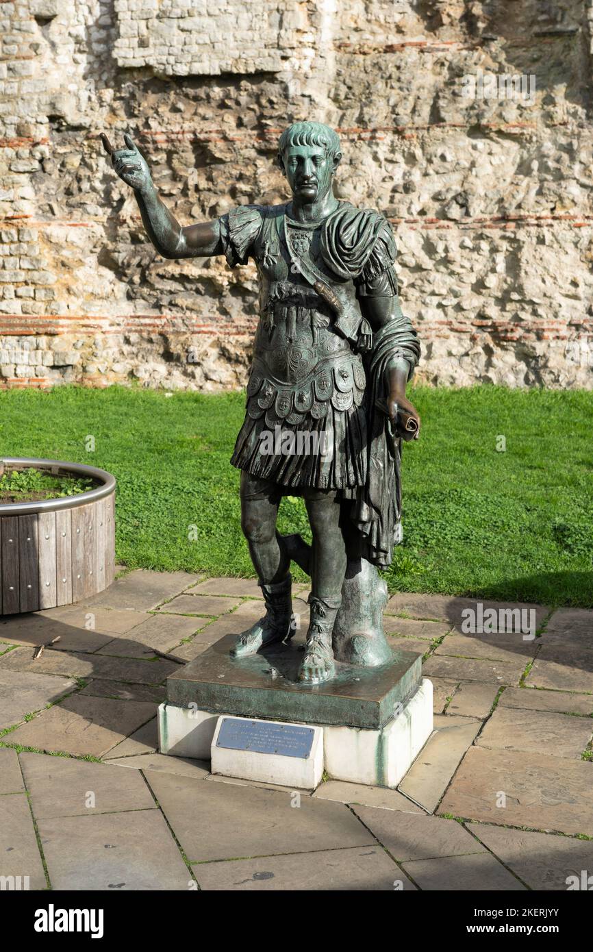 Statua bronzea dell'imperatore Traiano, 98-117 d.C., Imperatore Cesare Nerva Trajanus, Augusto. Presentato dalla Tower Hill migliora la fiducia. Londra Foto Stock