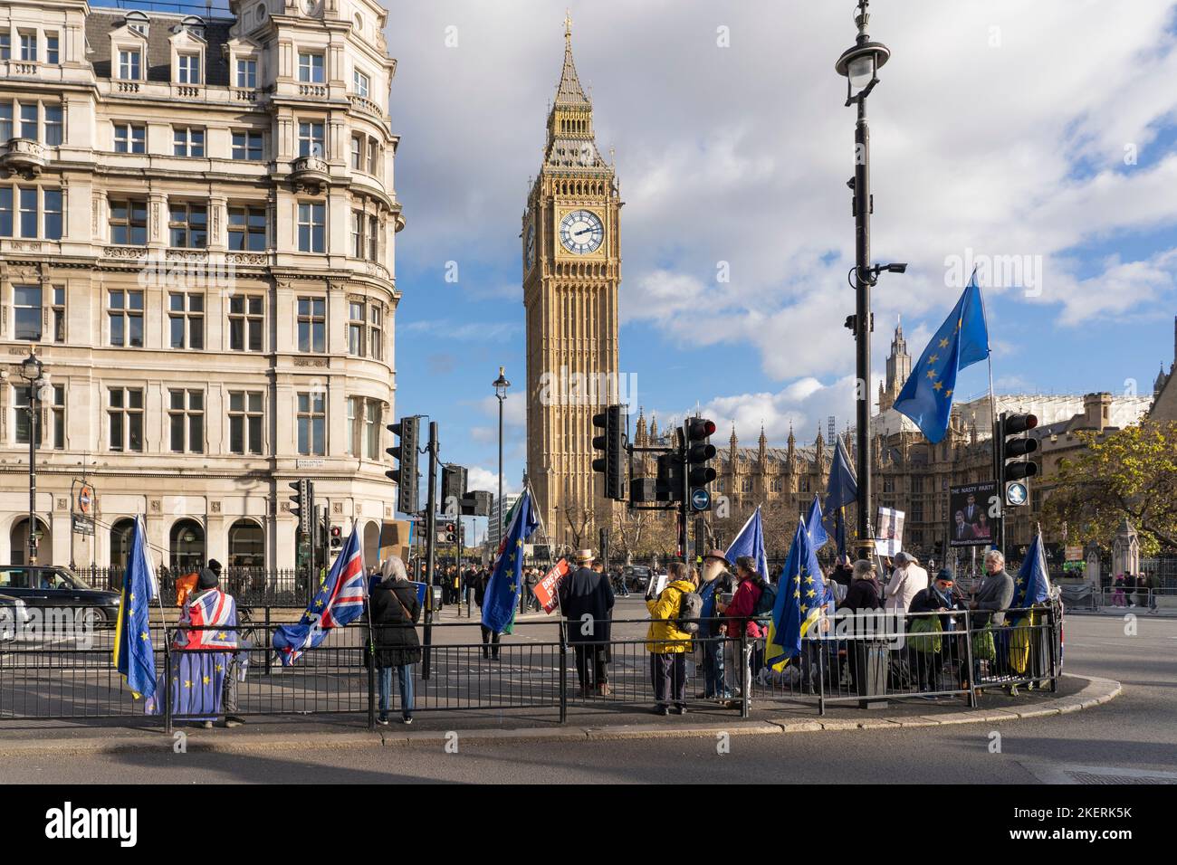 Un gruppo di protesta vicino alle Camere del Parlamento e al Big ben, che protestava contro il Partito Tory e la Brexit, 9th novembre 2022. Londra, Inghilterra Foto Stock