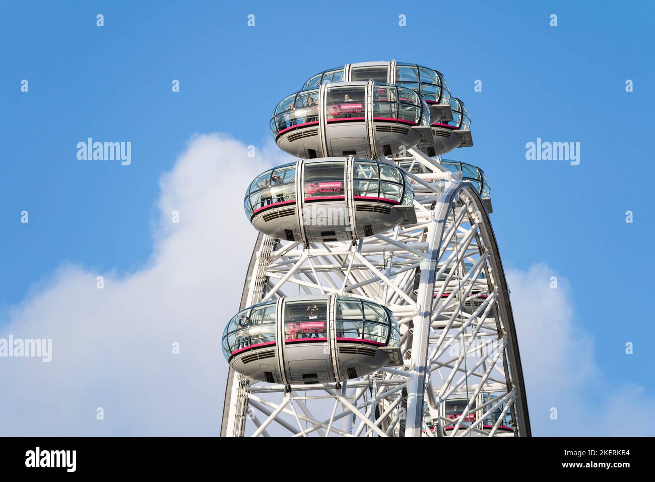 Closeup di capsule passeggeri sul London Eye, o Millennium Wheel, la ruota panoramica a sbalzo più alta d'Europa e un famoso punto di riferimento di Londra. REGNO UNITO Foto Stock