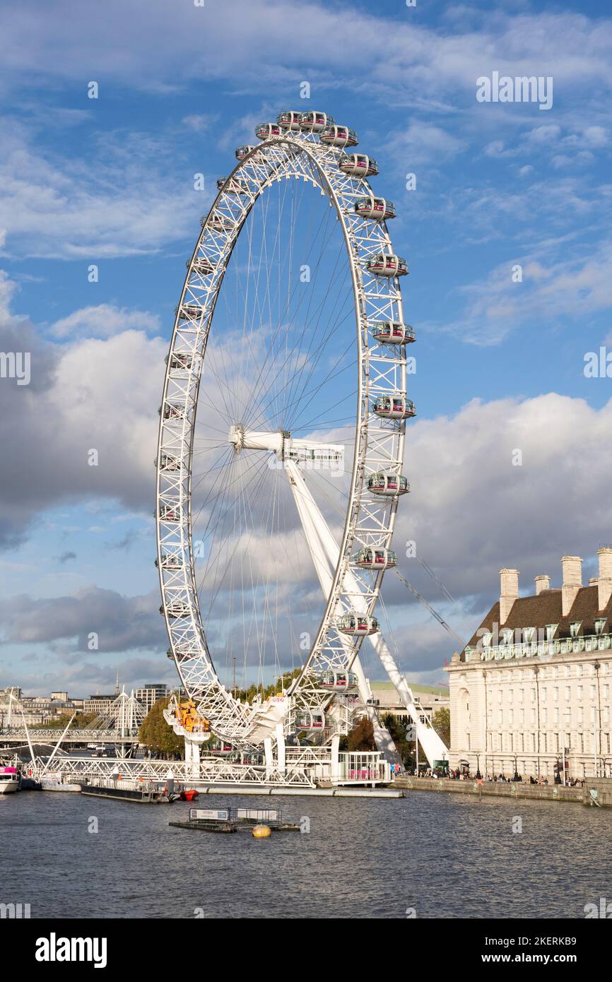 Il London Eye visto dal Westminster Bridge in autunno. È la ruota panoramica a sbalzo più alta d'Europa e un famoso punto di riferimento di Londra. REGNO UNITO Foto Stock