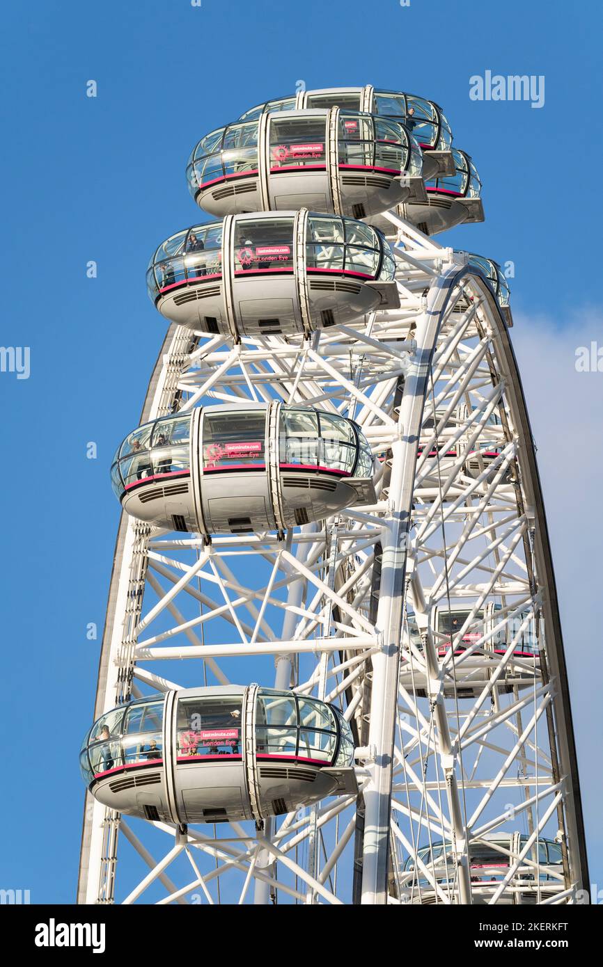 Closeup di capsule passeggeri sul London Eye, o Millennium Wheel, la ruota panoramica a sbalzo più alta d'Europa e un famoso punto di riferimento di Londra. REGNO UNITO Foto Stock