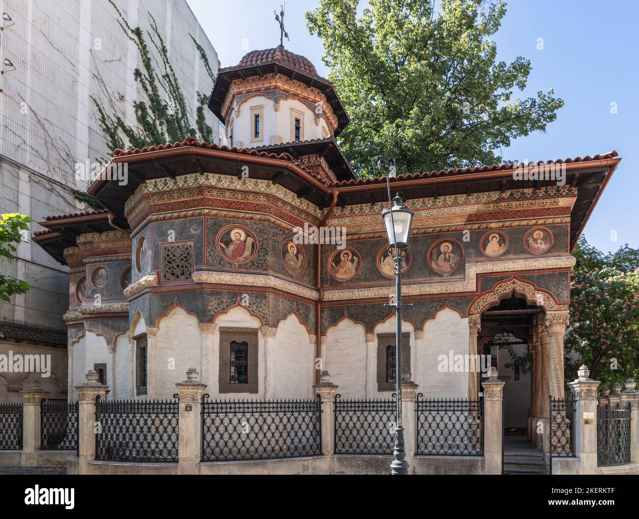 Il Monastero di Stavropoleos (anche Chiesa) è un monastero ortodosso orientale per le suore costruito in uno stile unico di Brancovenesc, sintesi tra bizantini Foto Stock