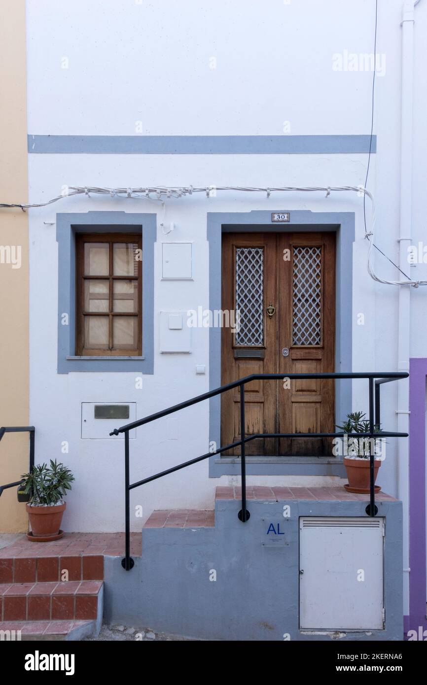 Tipico design portoghese tradizionale porta d'ingresso alla proprietà, Tavira, Algarve, Portogallo Foto Stock