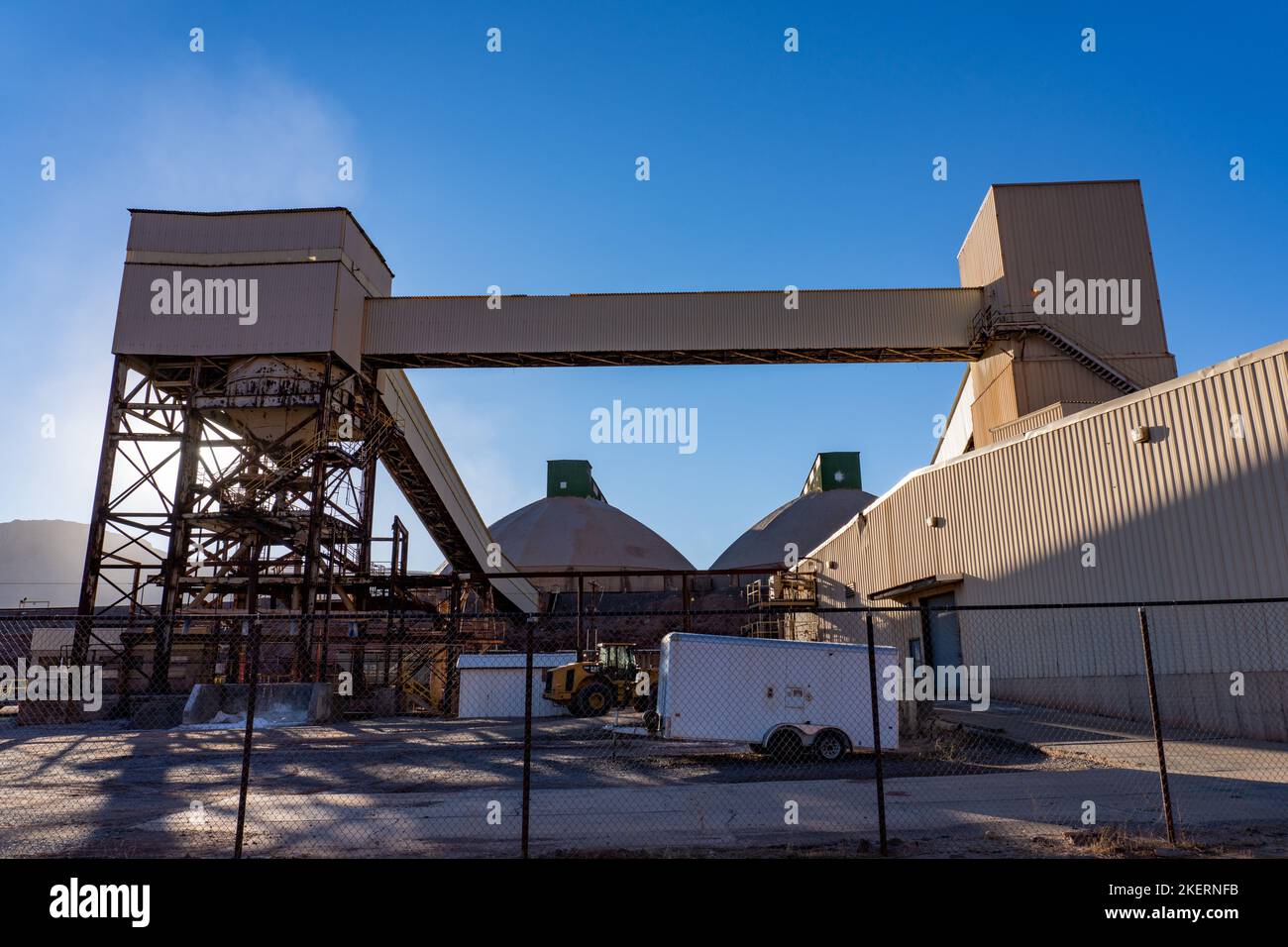 Impianto di carico di vagoni ferroviari e edifici di stoccaggio presso l'impianto di lavorazione di una miniera di potassio utilizzando un metodo di estrazione di soluzioni vicino a Moab, Utah. Foto Stock