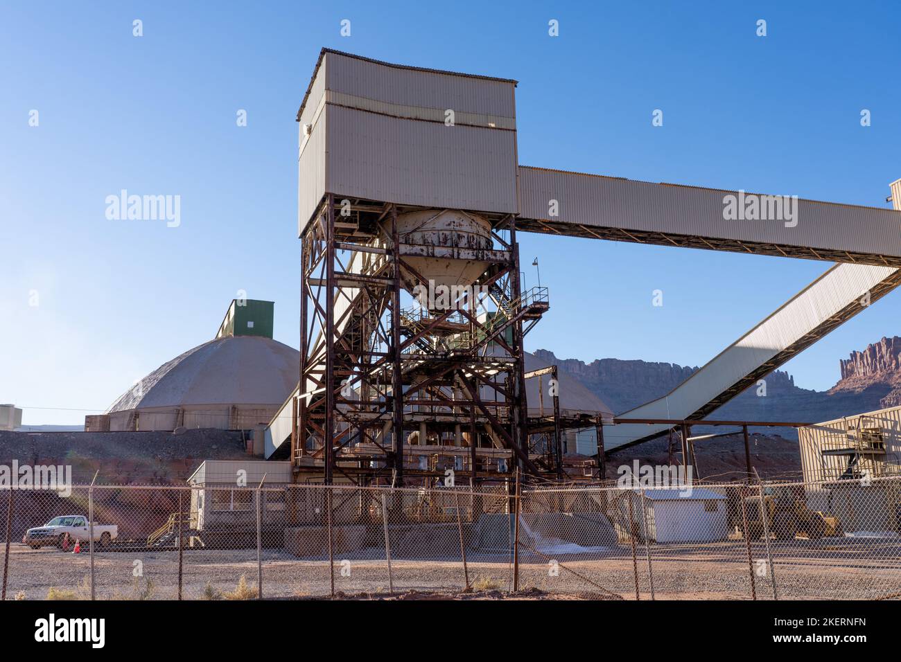 Impianto di carico di vagoni ferroviari e edifici di stoccaggio presso l'impianto di lavorazione di una miniera di potassio utilizzando un metodo di estrazione di soluzioni vicino a Moab, Utah. Foto Stock