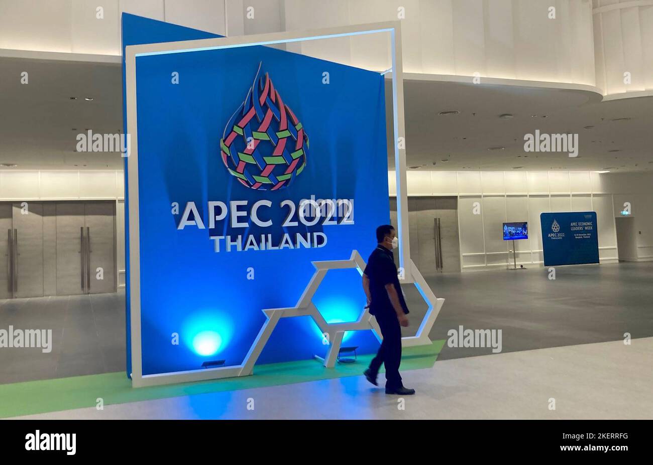 Bangkok, Thailandia. 14th Nov 2022. Un uomo passa davanti alla scritta "APEC 2022 Theiland" al Queen Sirikit Convention Center, dove si terrà il vertice APEC 2022. Il vertice Asia-Pacifico si terrà a Bangkok dal 14 al 19 novembre. Credit: Carola Frentzen/dpa/Alamy Live News Foto Stock