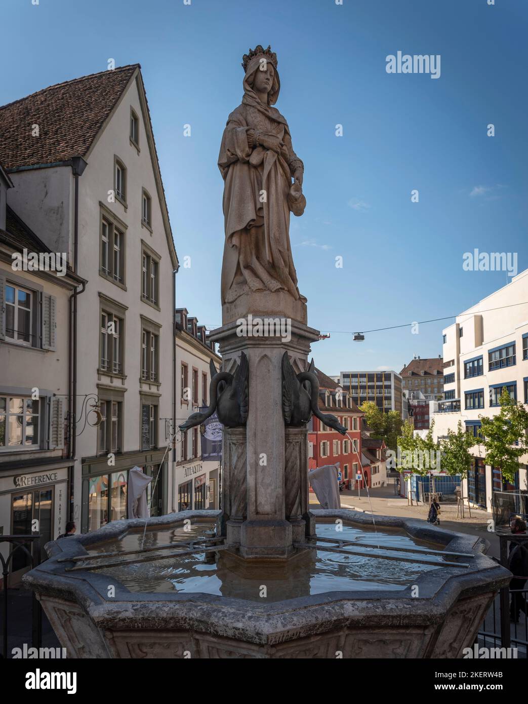 Una fontana ornata di acqua potabile nella parte più antica di Basilea in Svizzera Foto Stock