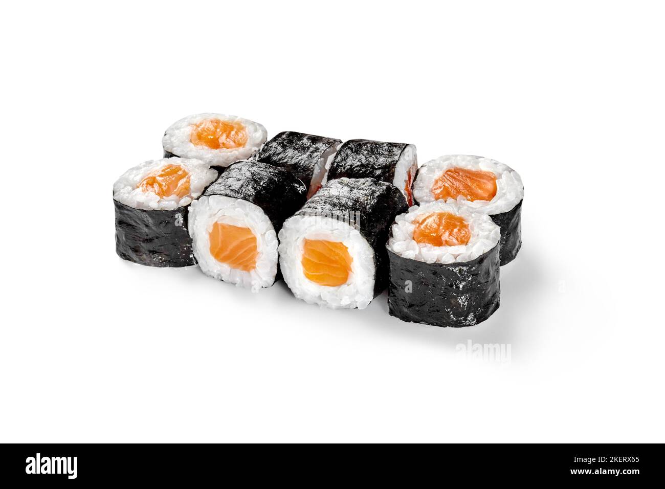 Maki involtini ripieni di filetto di salmone e riso avvolti in nori Foto Stock