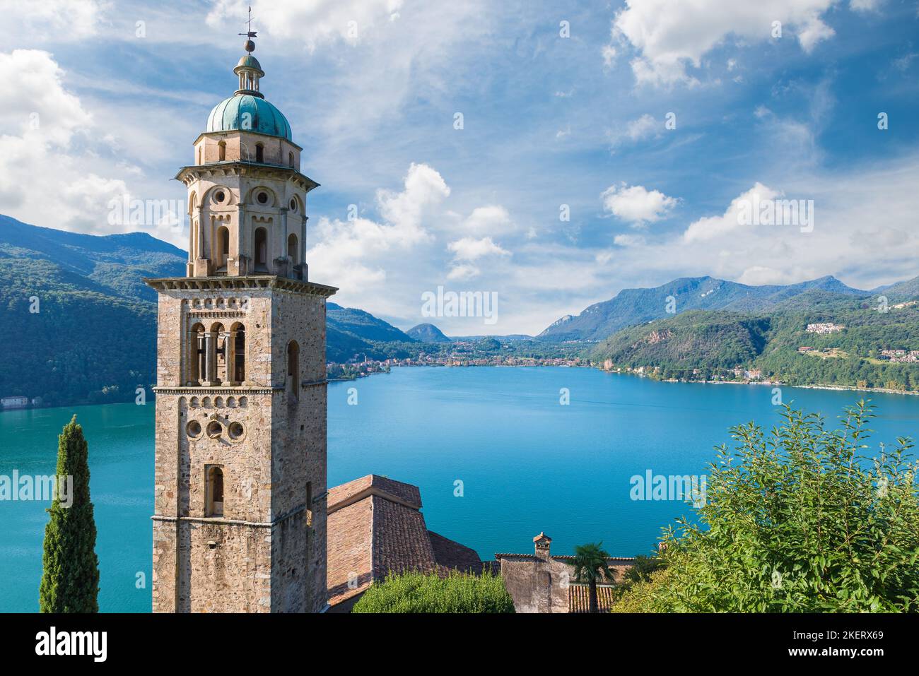 Grande lago svizzero. Lago di Lugano da Morcote in una bella giornata di sole Foto Stock