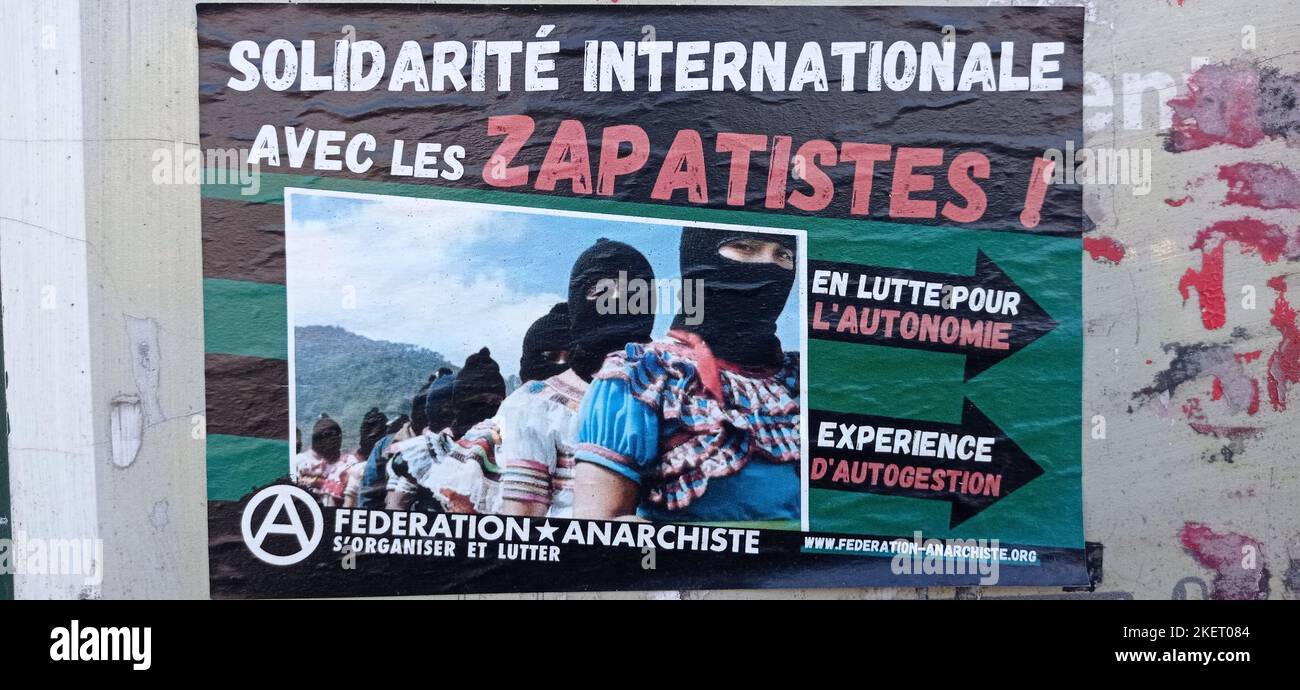 Un autocollant à Paris SOLIDARITÉ INTERNATIONALE AVEC LES ZAPATISTES ! Foto Stock