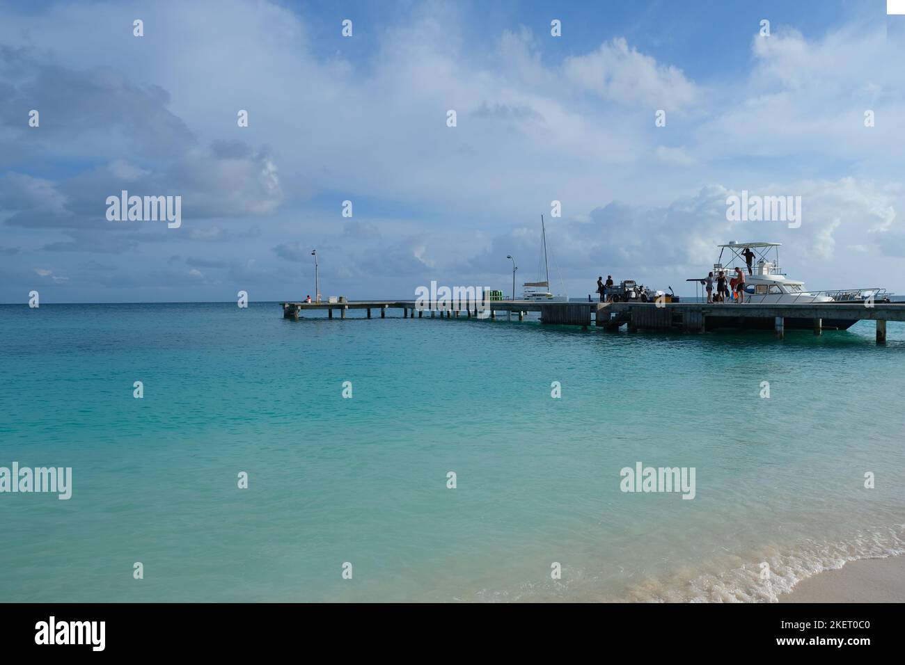 Traghetto Fulidhoo e motoscafo jerry con residenti locali e passeggeri intorno. Foto Stock