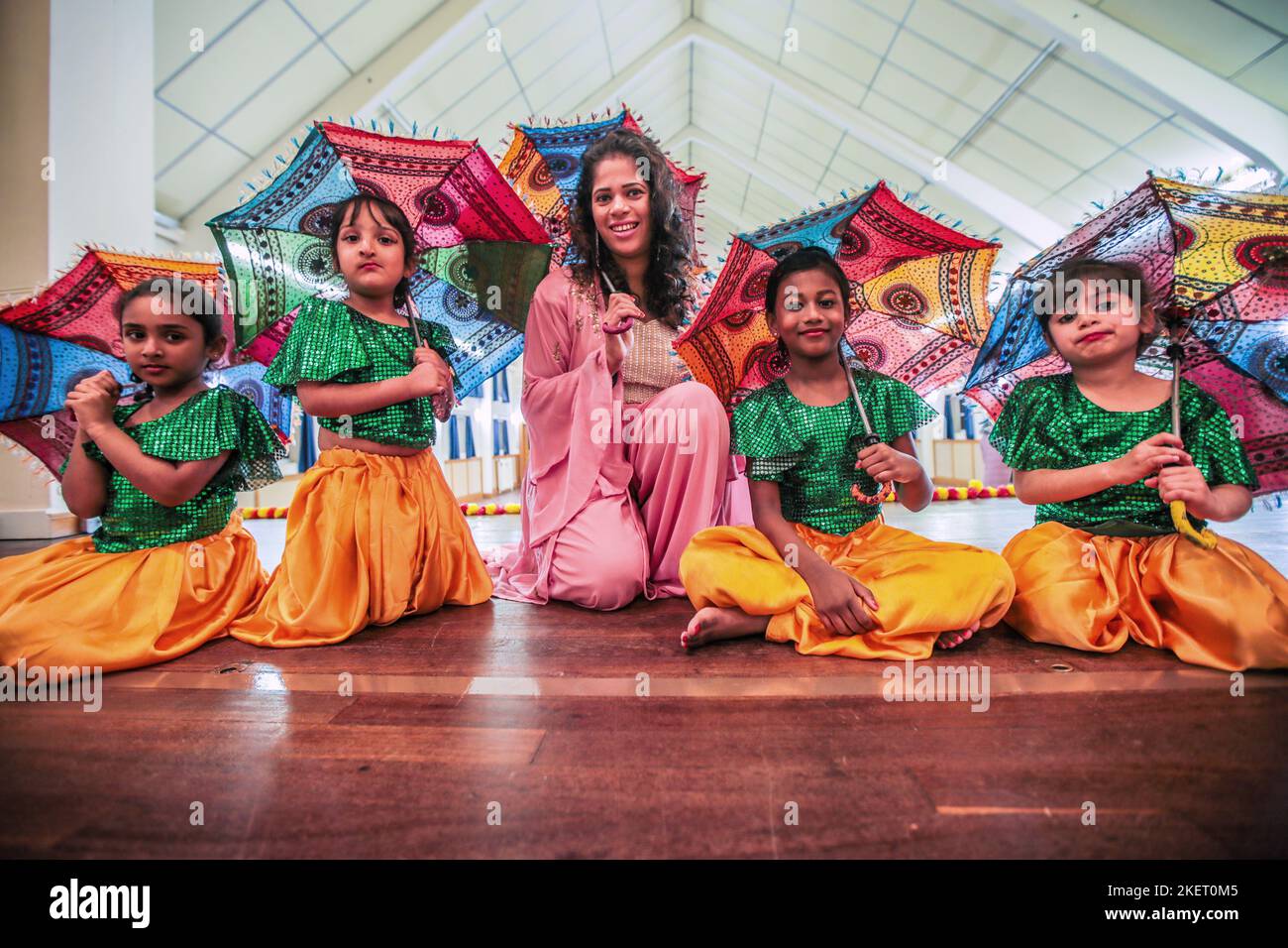 London UK Cheam 14 Nov 2022, Monali Mohite Selvaraj, cnter raffigurato, attrice Bollywood e insegnante di danza classica e Bollywood, cerimonia di laurea junior con ospite speciale il sindaco di Sutton Trish Fivey. Paul Quezada-Neiman/Alamy Live News Foto Stock