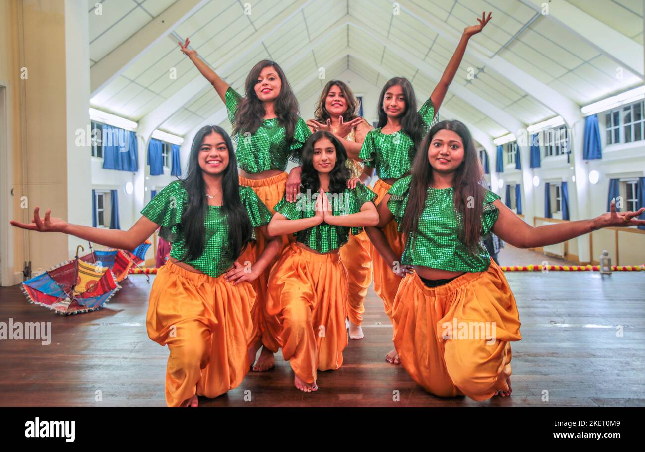 London UK Cheam 14 Nov 2022, Monali Mohite Selvaraj, attrice di Bollywood e insegnante di danza classica e Bollywood, cerimonia di laurea junior con ospite speciale il sindaco di Sutton Trish Fivey. Paul Quezada-Neiman/Alamy Live News Foto Stock