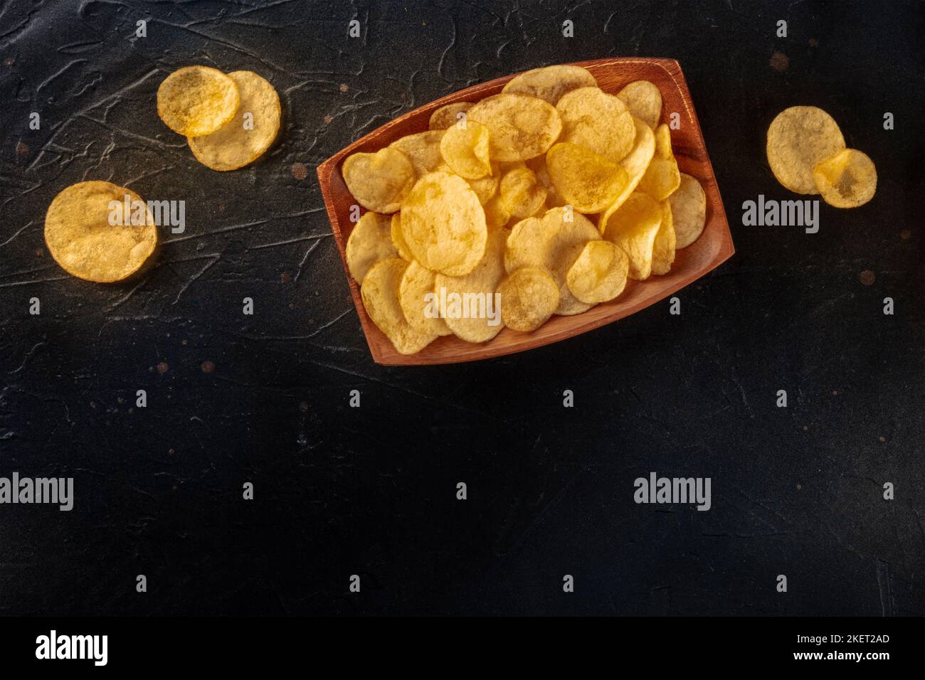 Patatine fritte o patatine fritte, sparate dall'alto su un tavolo nero ardesia con spazio copia Foto Stock