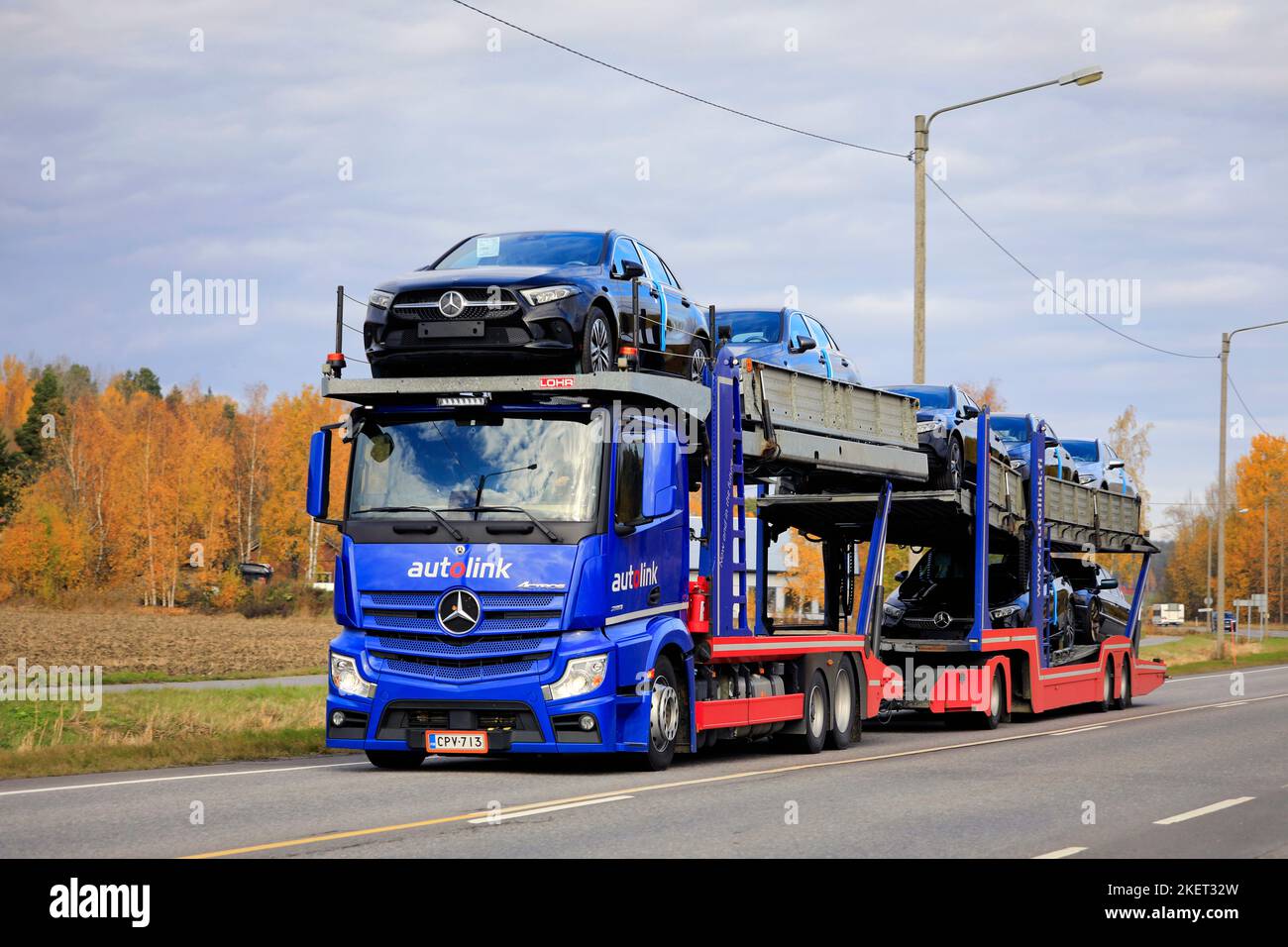 Mercedes-Benz Actros veicolo camion Autolink trasporta le nuove automobili Mercedes-Benz verso il porto di Hanko sull'autostrada 52. Salo, Finlandia. 13 ottobre 2022. Foto Stock