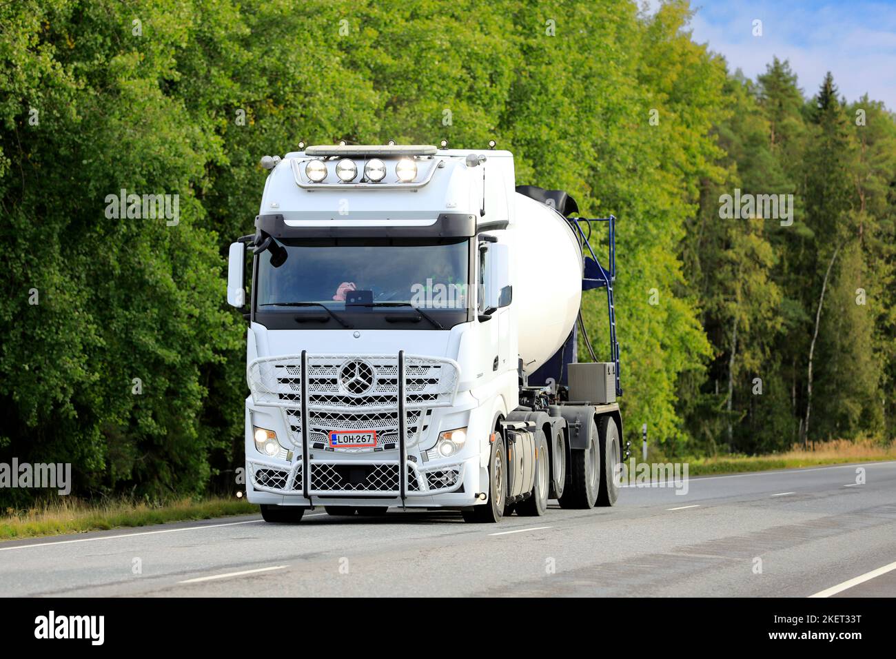 Betoniera bianca Mercedes-Benz Actros 2853 ad alta velocità su strada, fari abbaglianti per breve tempo. Marttila, Finlandia. Settembre 11, 2020. Foto Stock