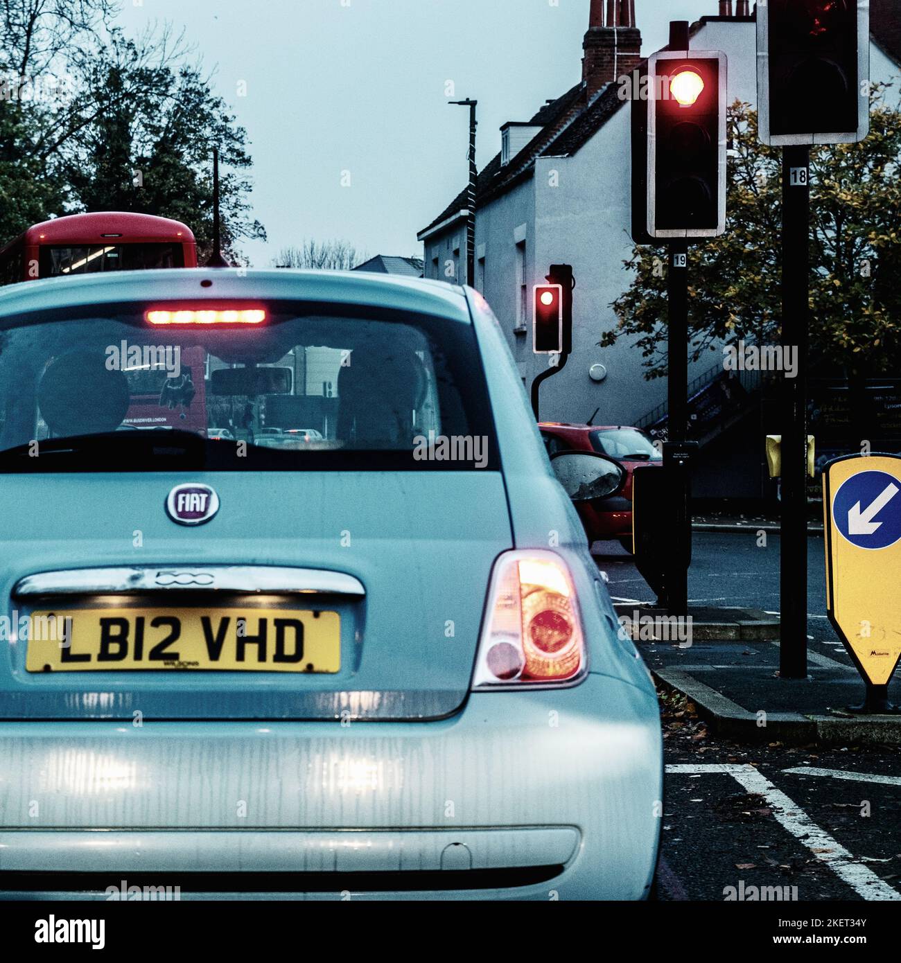 Epsom Surrey, Londra UK, novembre 14 2022, Fiat Motor Car italiano in attesa ad Un incrocio stradale ad Un semaforo rosso di stop Foto Stock