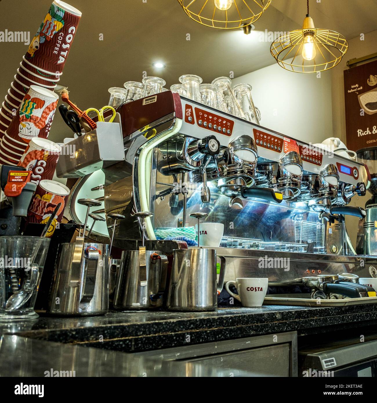 Epsom Surrey, Londra UK, novembre 14 2022, Costa Coffee Shop macchina per la preparazione del caffè Barista senza persone Foto Stock