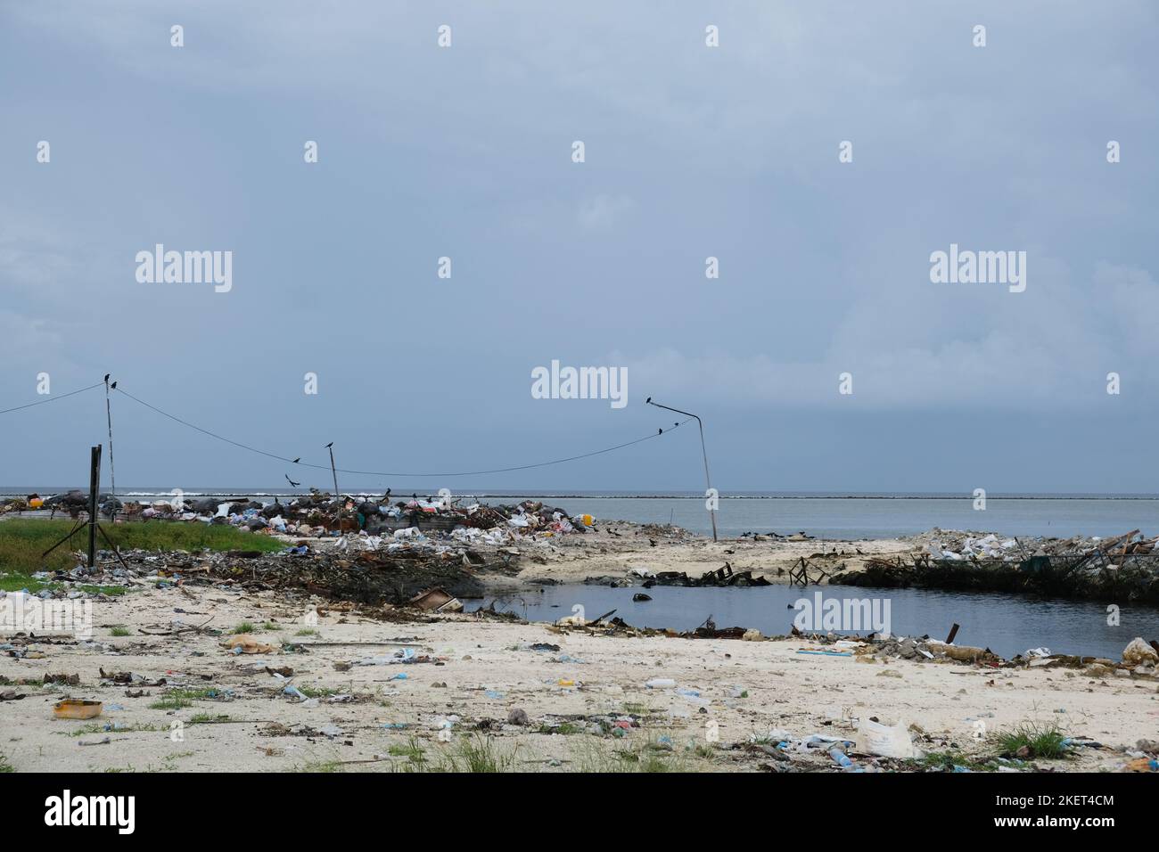 L'area di discarica pubblica con detriti marini e rifiuti a Maafushi, maldive. Foto Stock
