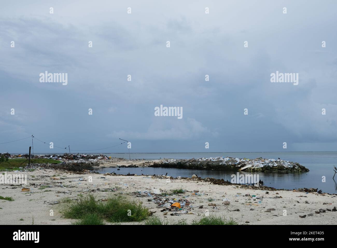 L'area di discarica pubblica con detriti marini e rifiuti a Maafushi, maldive. Foto Stock