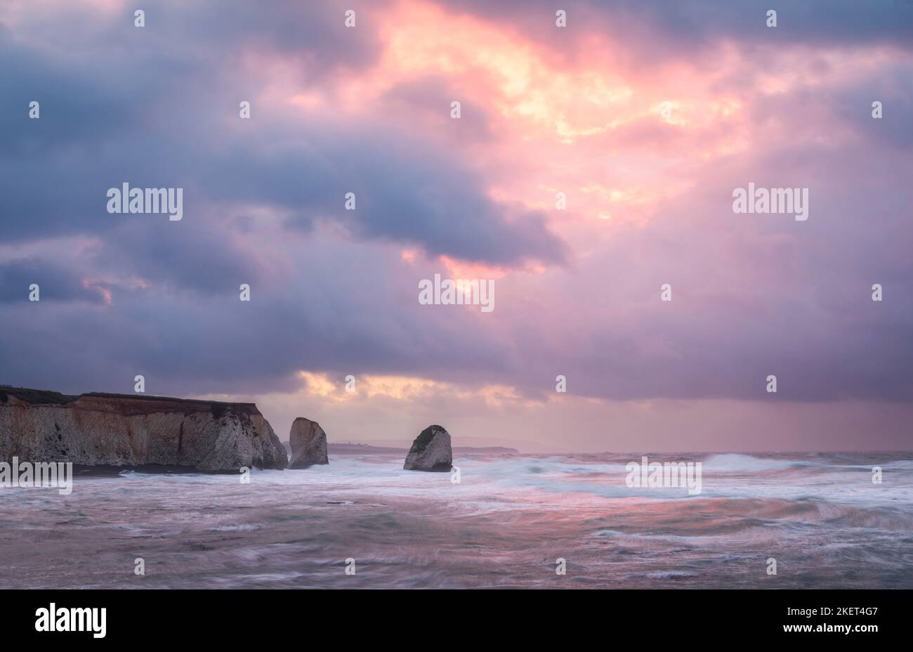 Tempesta alba di novembre a Freshwater Bay e Stag Rock Isola di Wight sud-est Inghilterra Foto Stock