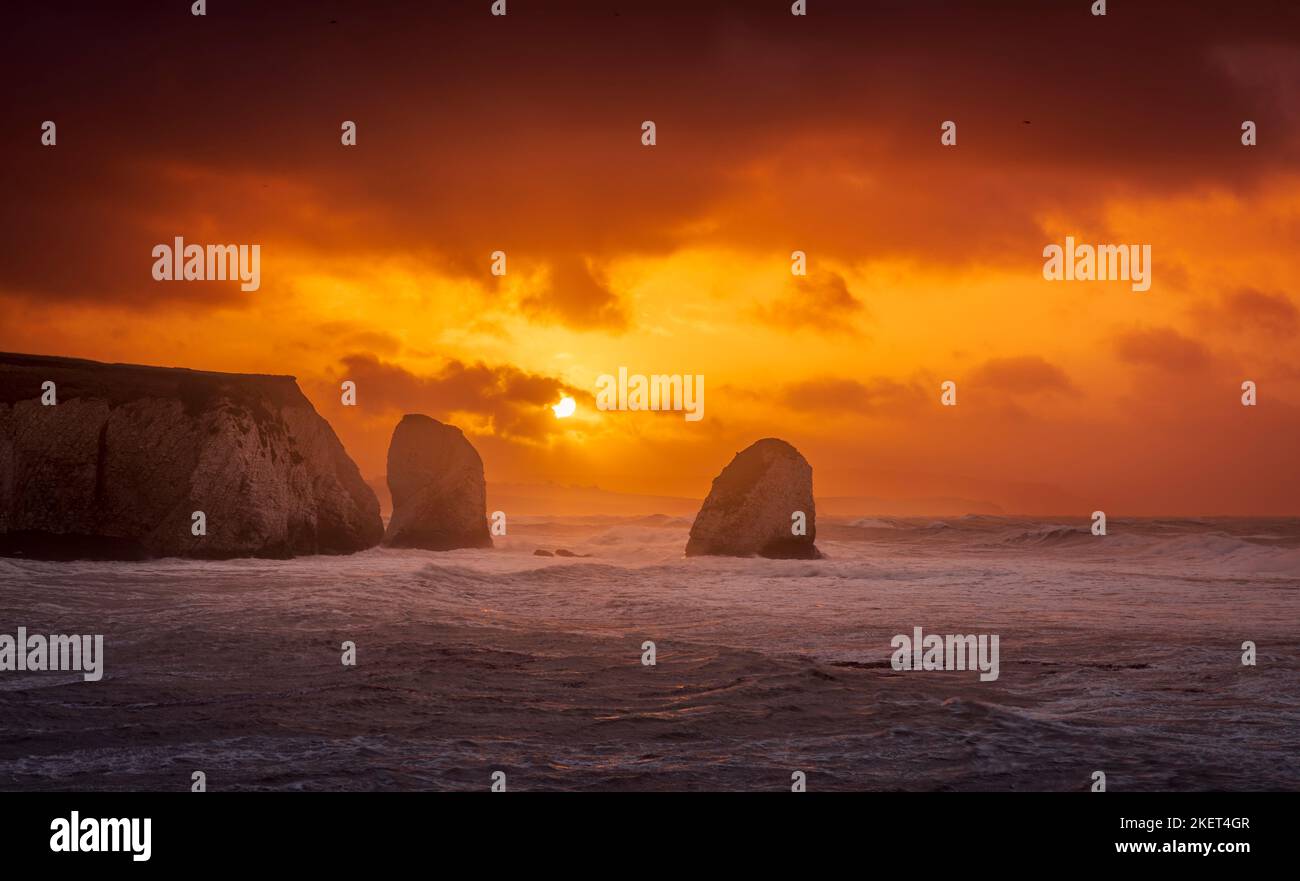 Tempesta alba di novembre a Freshwater Bay e Stag Rock Isola di Wight sud-est Inghilterra Foto Stock