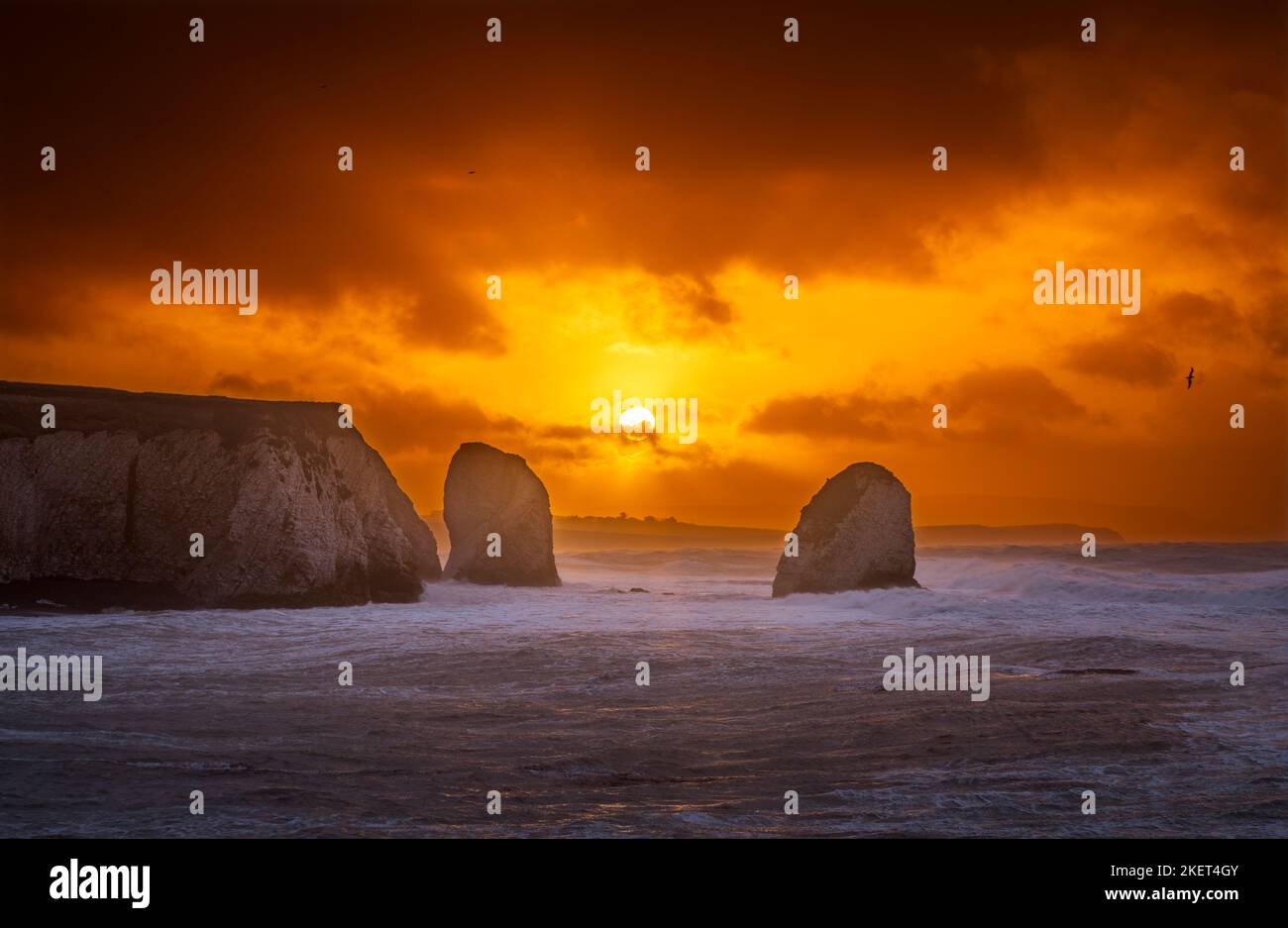 Tempesta alba di novembre a Freshwater Bay e Stag Rock Isola di Wight sud-est Inghilterra Foto Stock