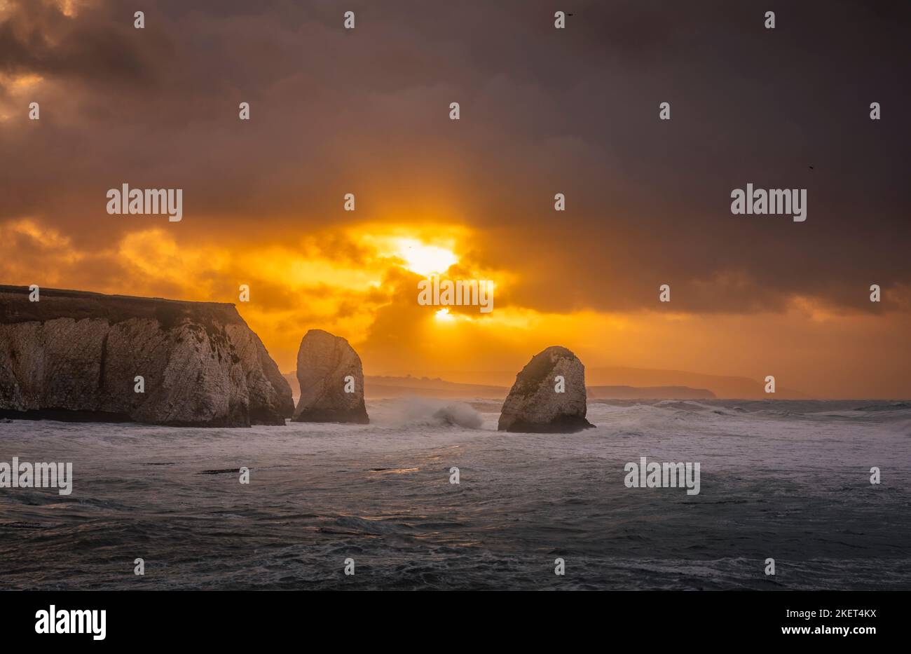 Tempesta alba di novembre a Freshwater Bay e Stag Rock Isola di Wight sud-est Inghilterra Foto Stock